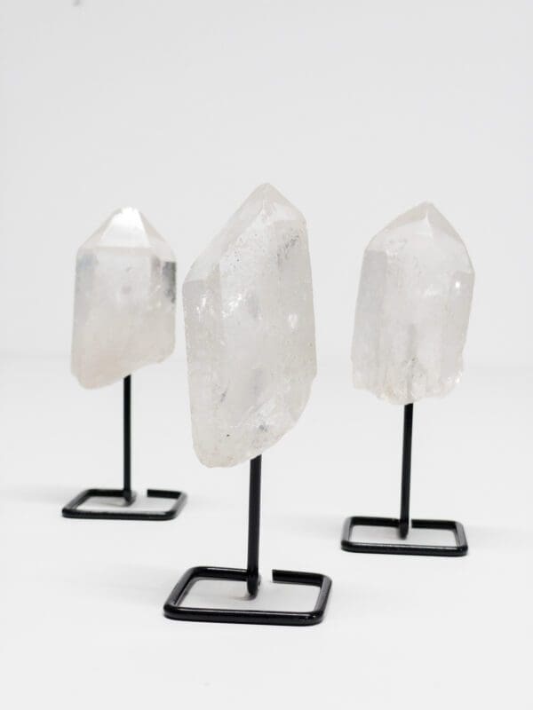 pins များပေါ်ရှိ quartz crystal ကိုရှင်းလင်းပါ။