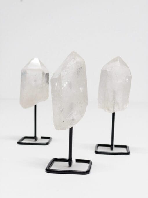 cristal de quartz clair sur épingles